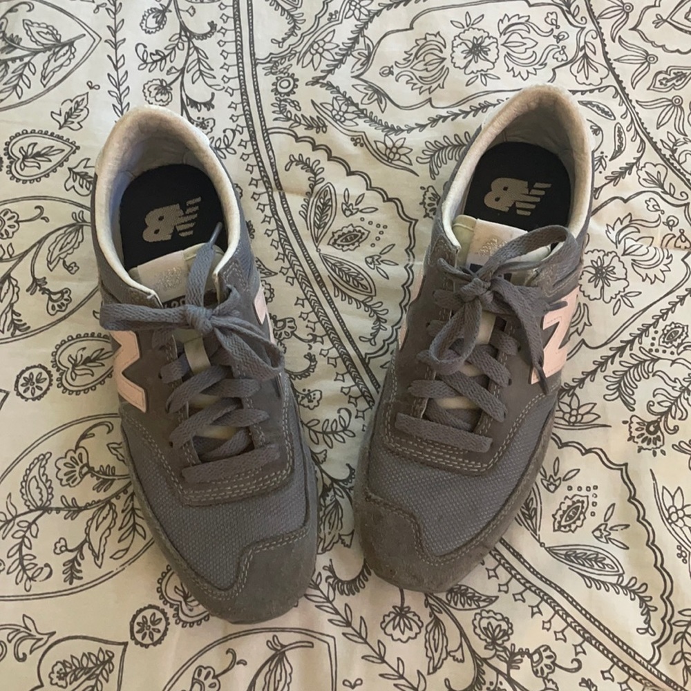 New balance tennis shoes